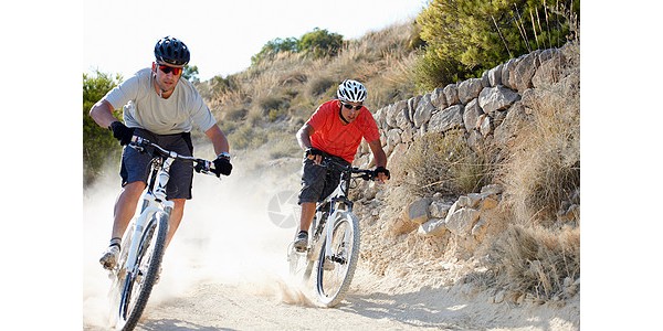 Tilskuere kommer ind på banen, hvilket får gruppen til at styrte